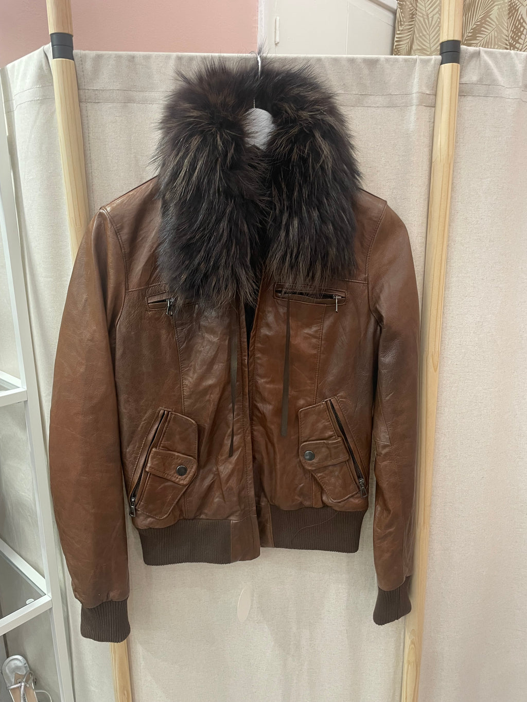 Giubbotto Biker di pelle marrone con collo di volpe