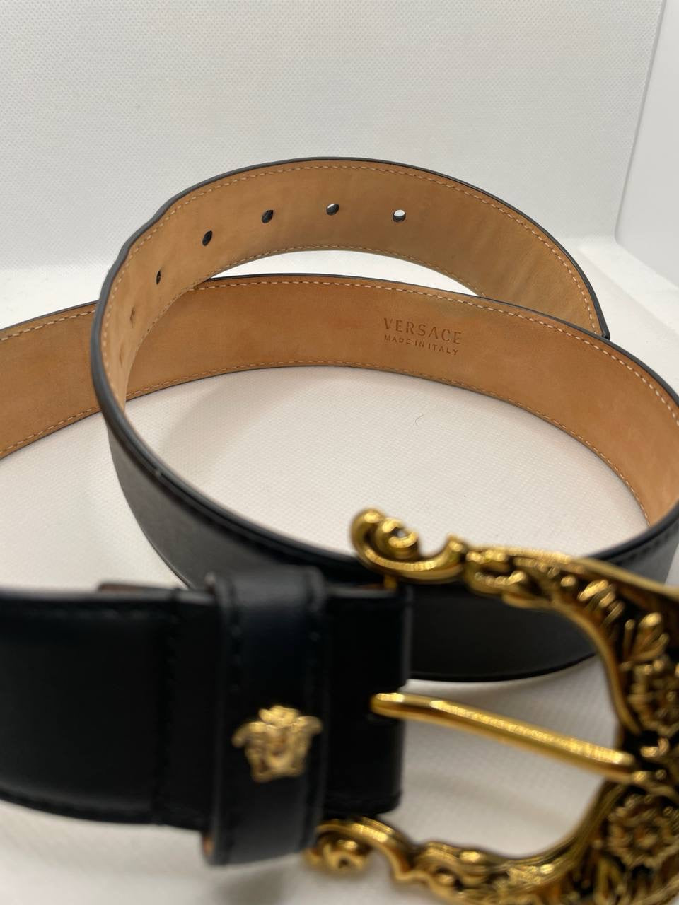 Cintura Versace nera dettagli oro