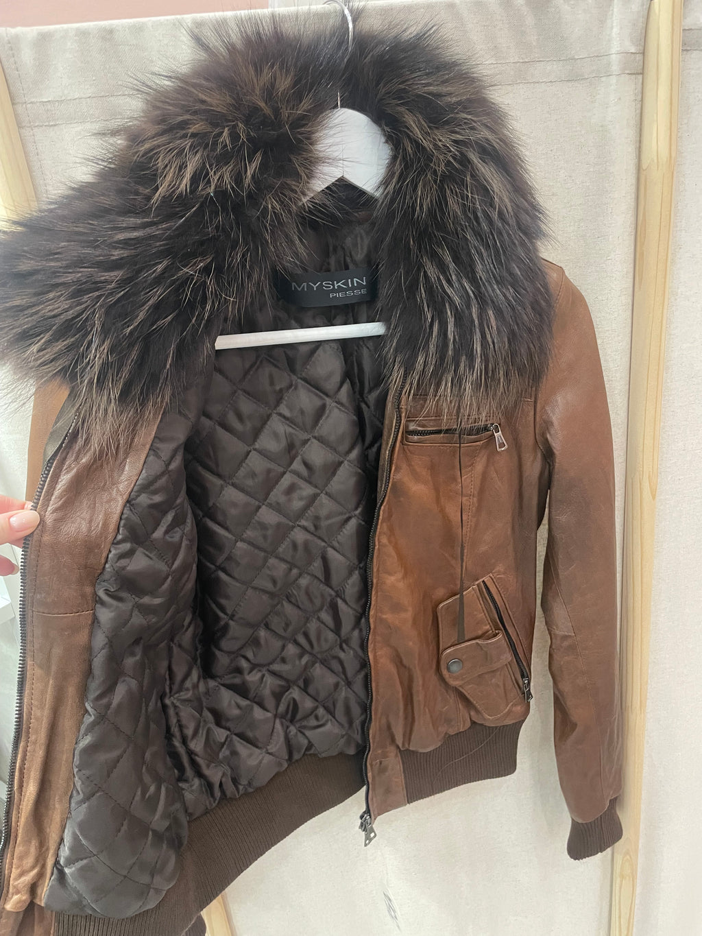 Giubbotto Biker di pelle marrone con collo di volpe