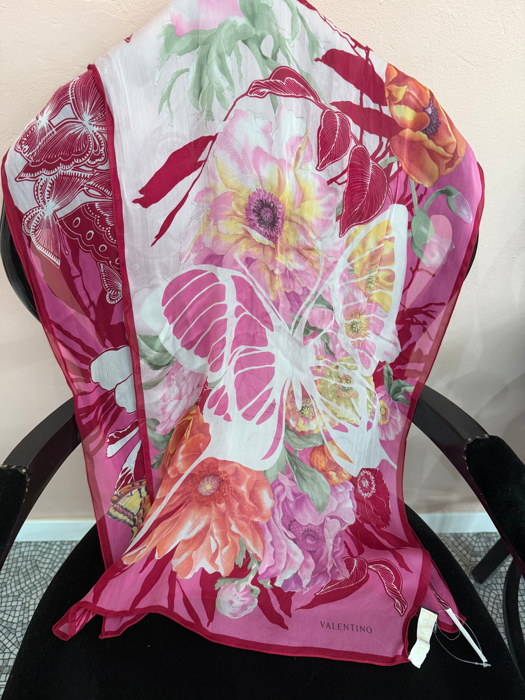 Foulard Valentino fiori fucsia, rossi e farfalle