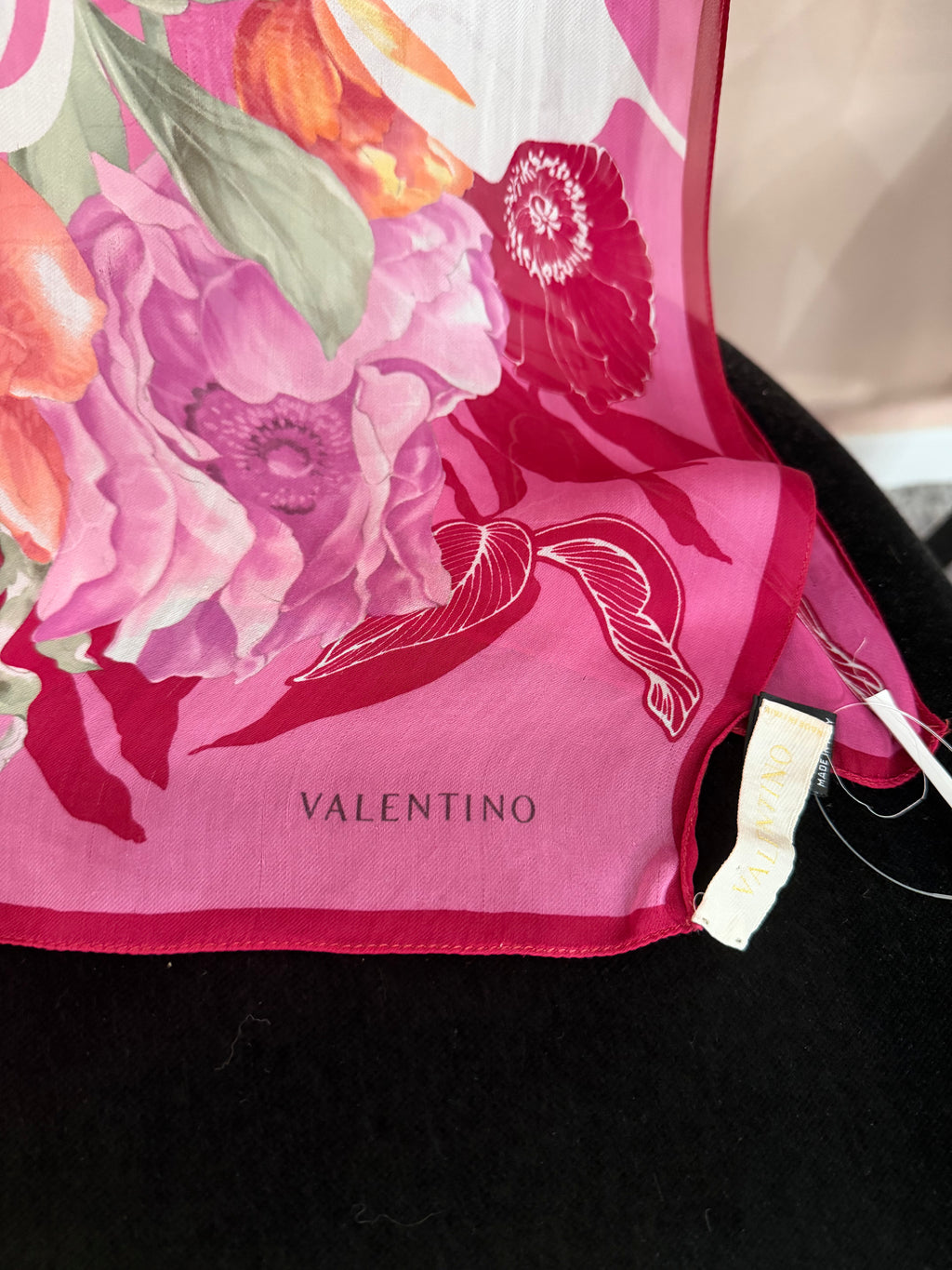 Foulard Valentino fiori fucsia, rossi e farfalle