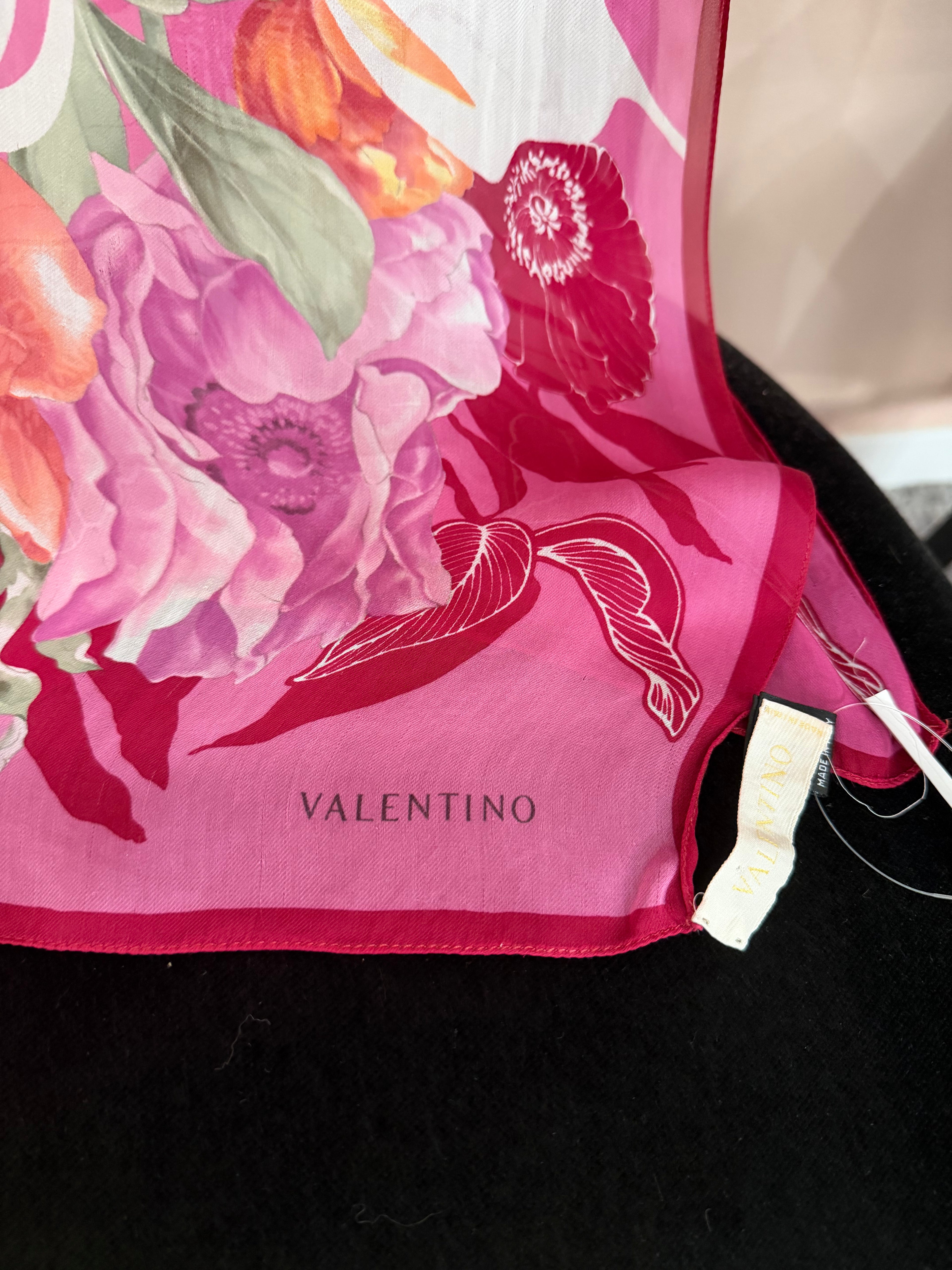 Foulard Valentino fiori fucsia, rossi e farfalle