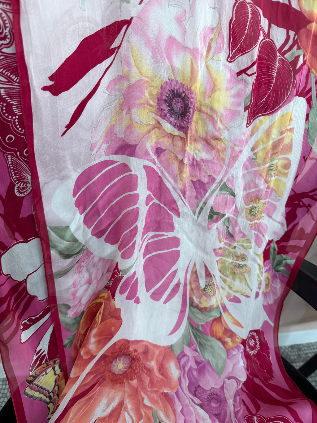 Foulard Valentino fiori fucsia, rossi e farfalle