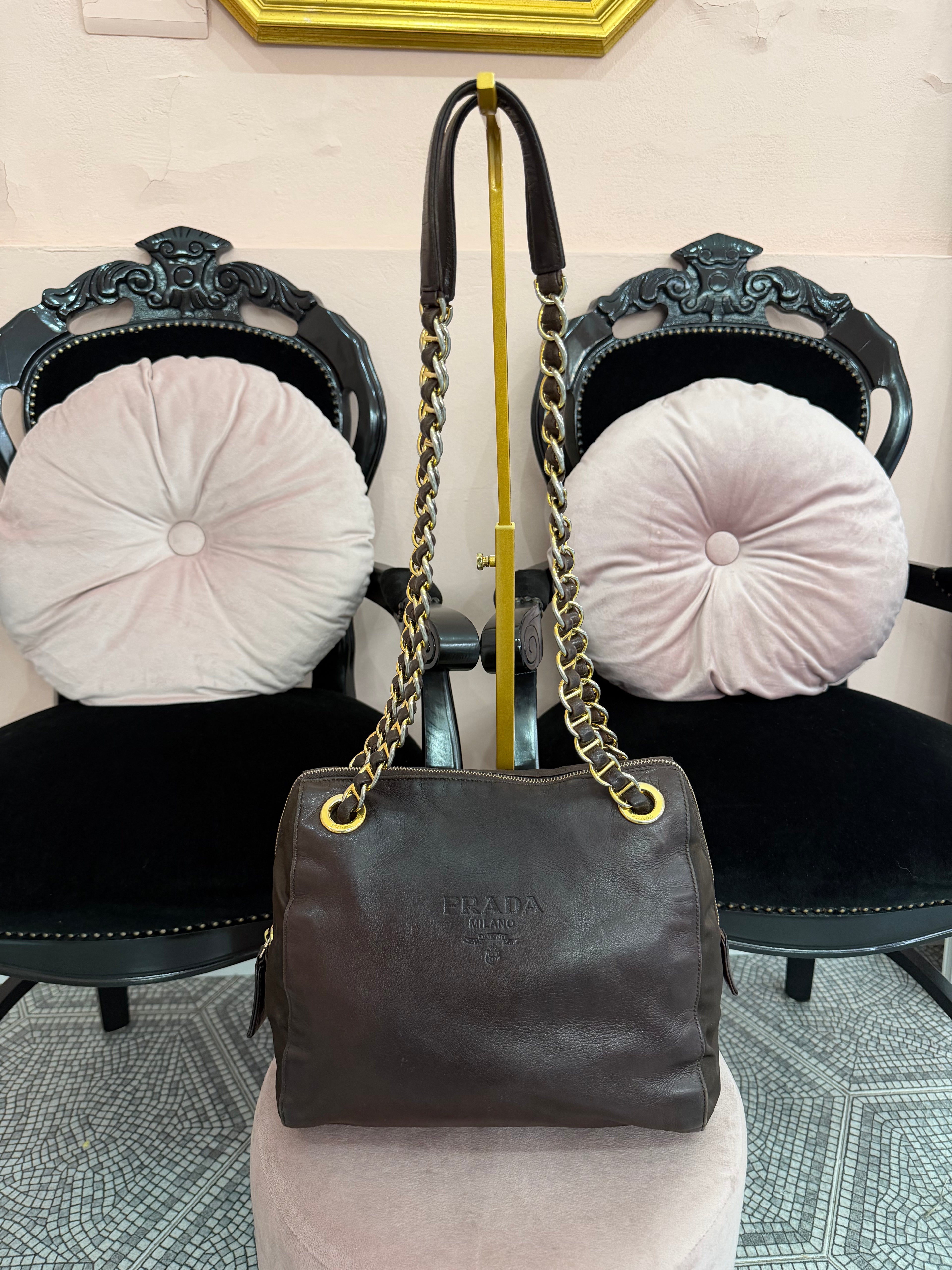 Borsa Prada pelle marrone e catene oro