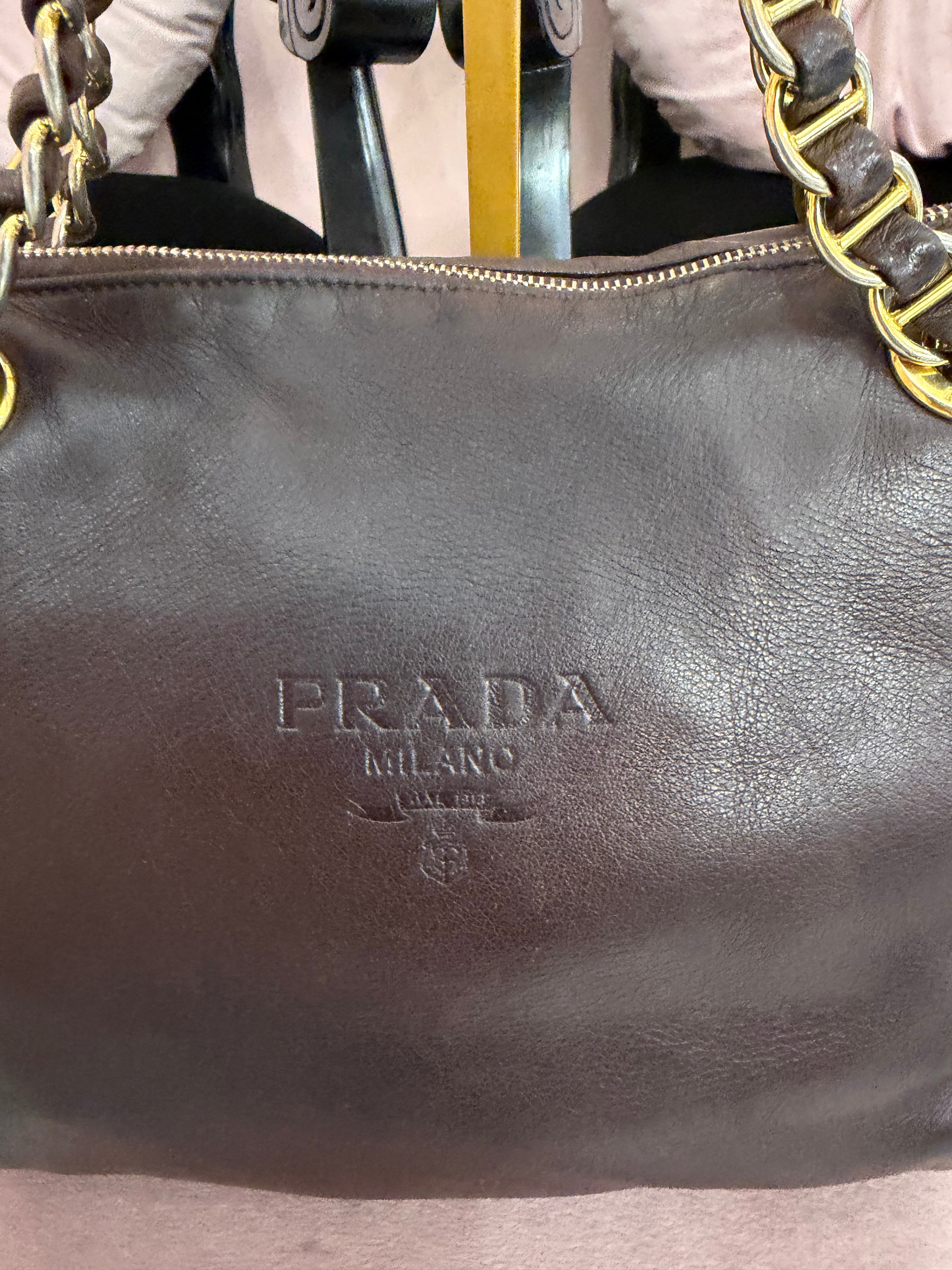 Borsa Prada pelle marrone e catene oro