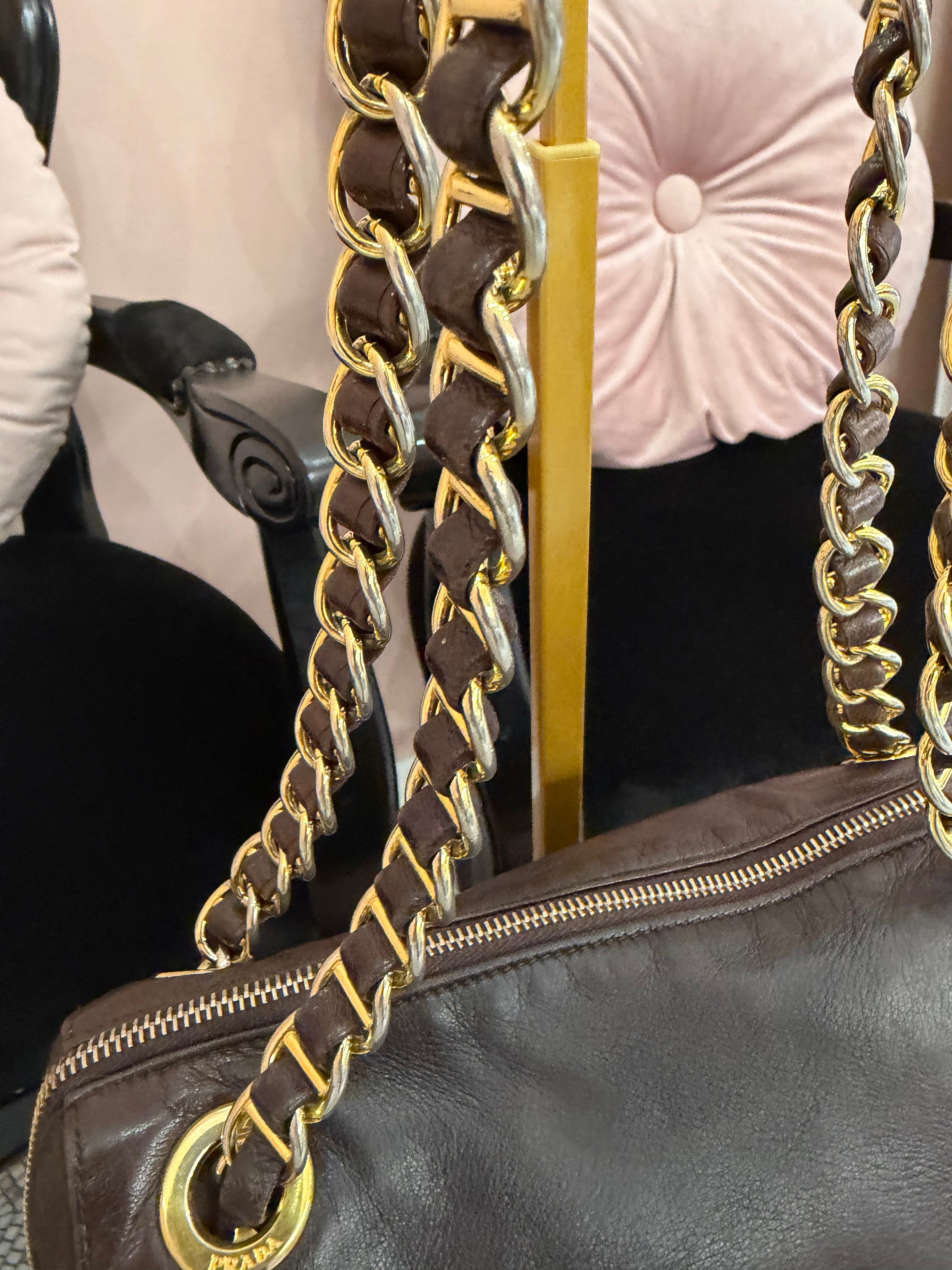 Borsa Prada pelle marrone e catene oro