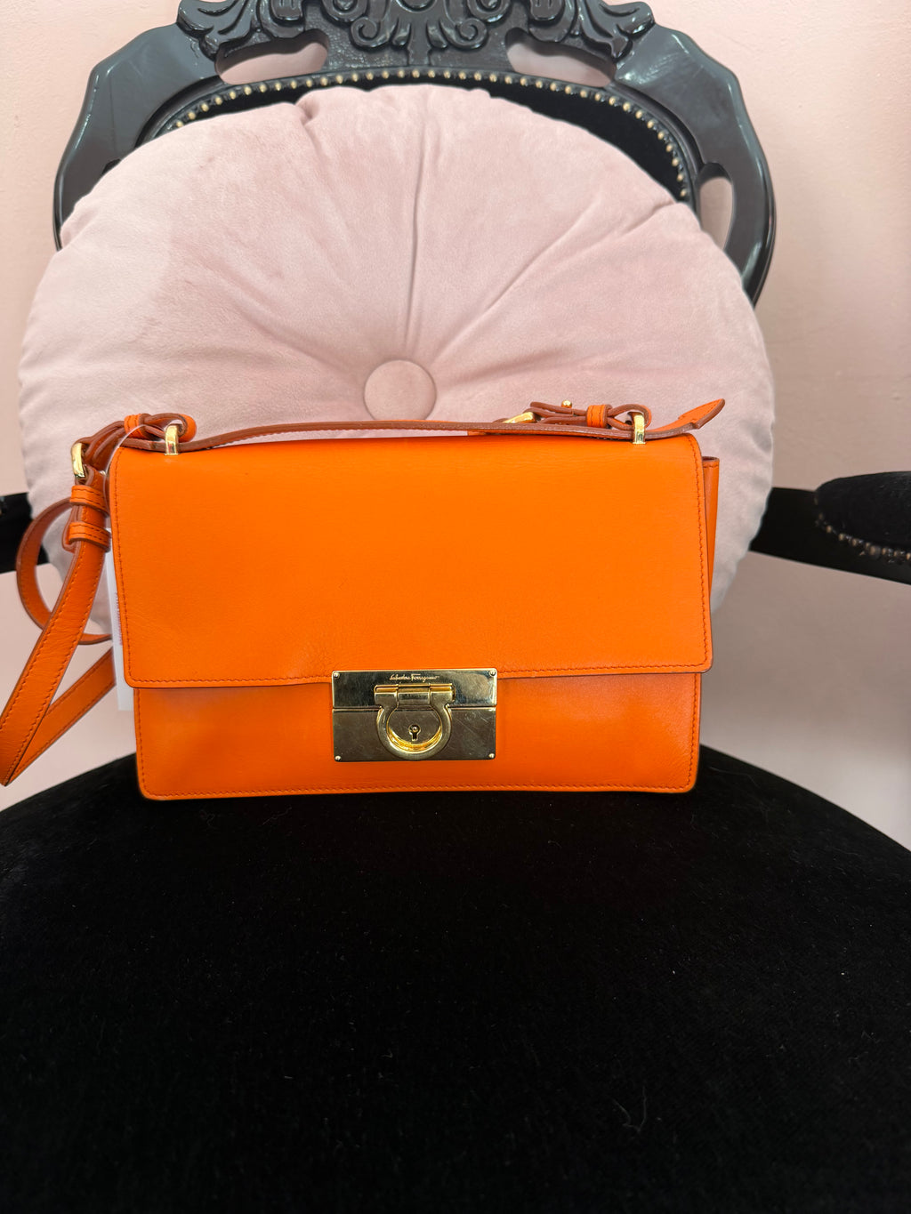 Borsa Salvatore Ferragamo tracolla Aileen Lock Story