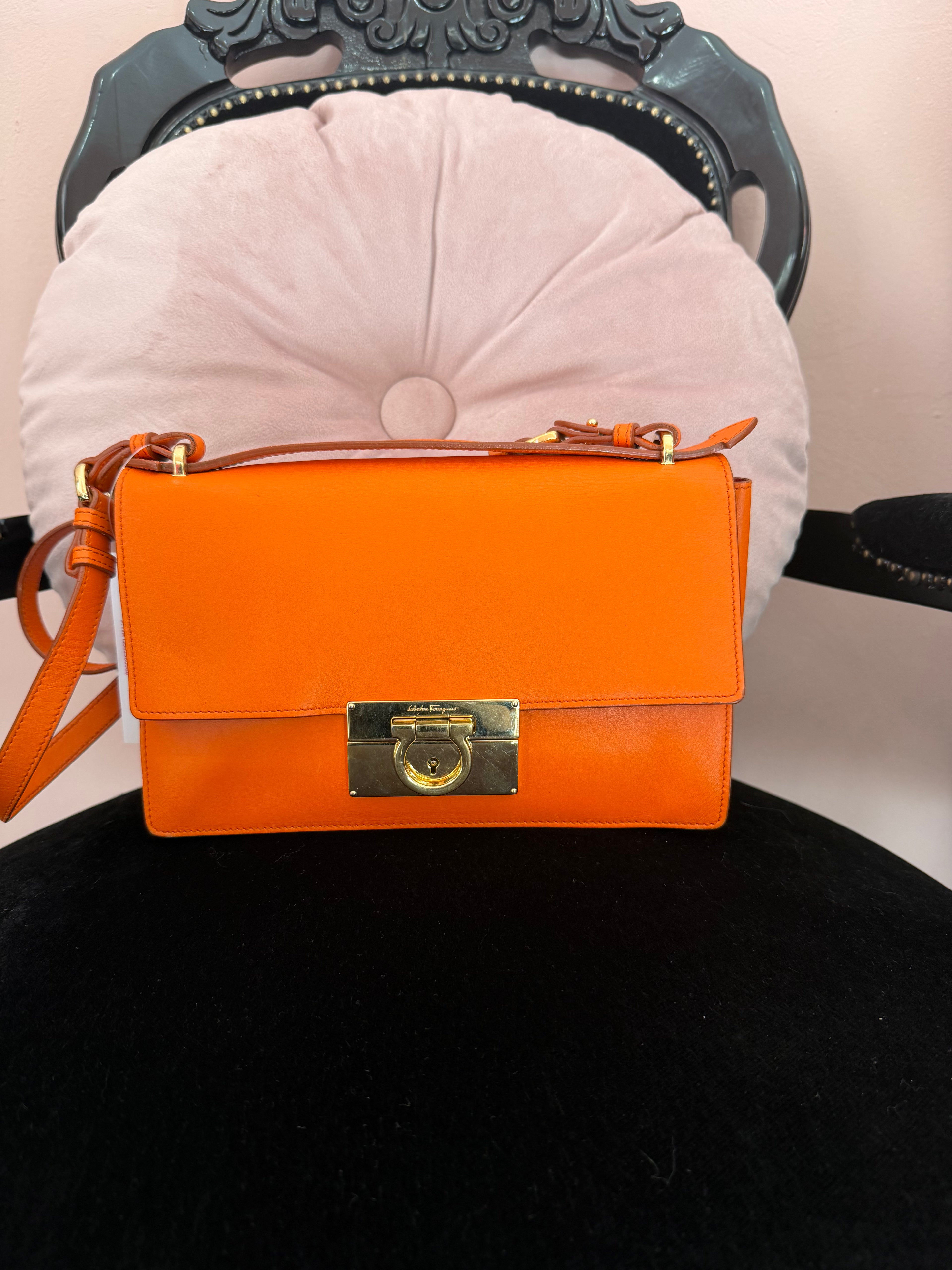 Borsa Salvatore Ferragamo tracolla Aileen Lock Story