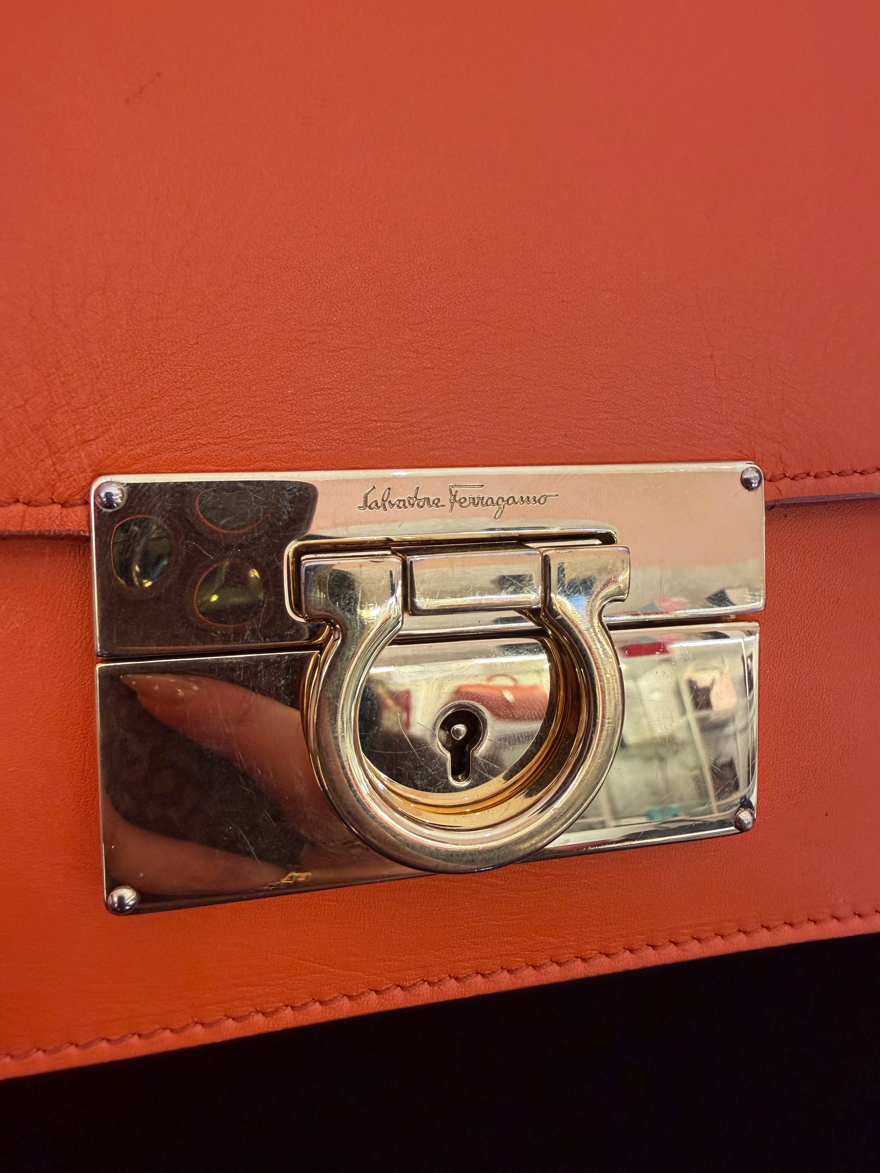 Borsa Salvatore Ferragamo tracolla Aileen Lock Story
