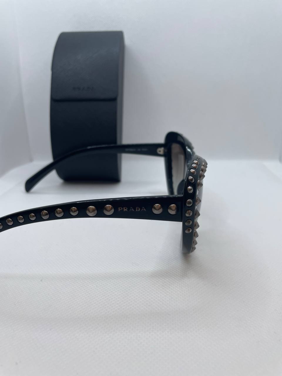 Occhiali da sole Prada borchie rutenio