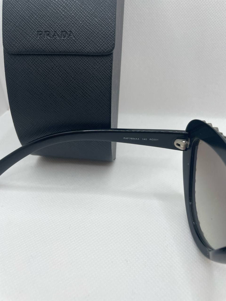 Occhiali da sole Prada borchie rutenio