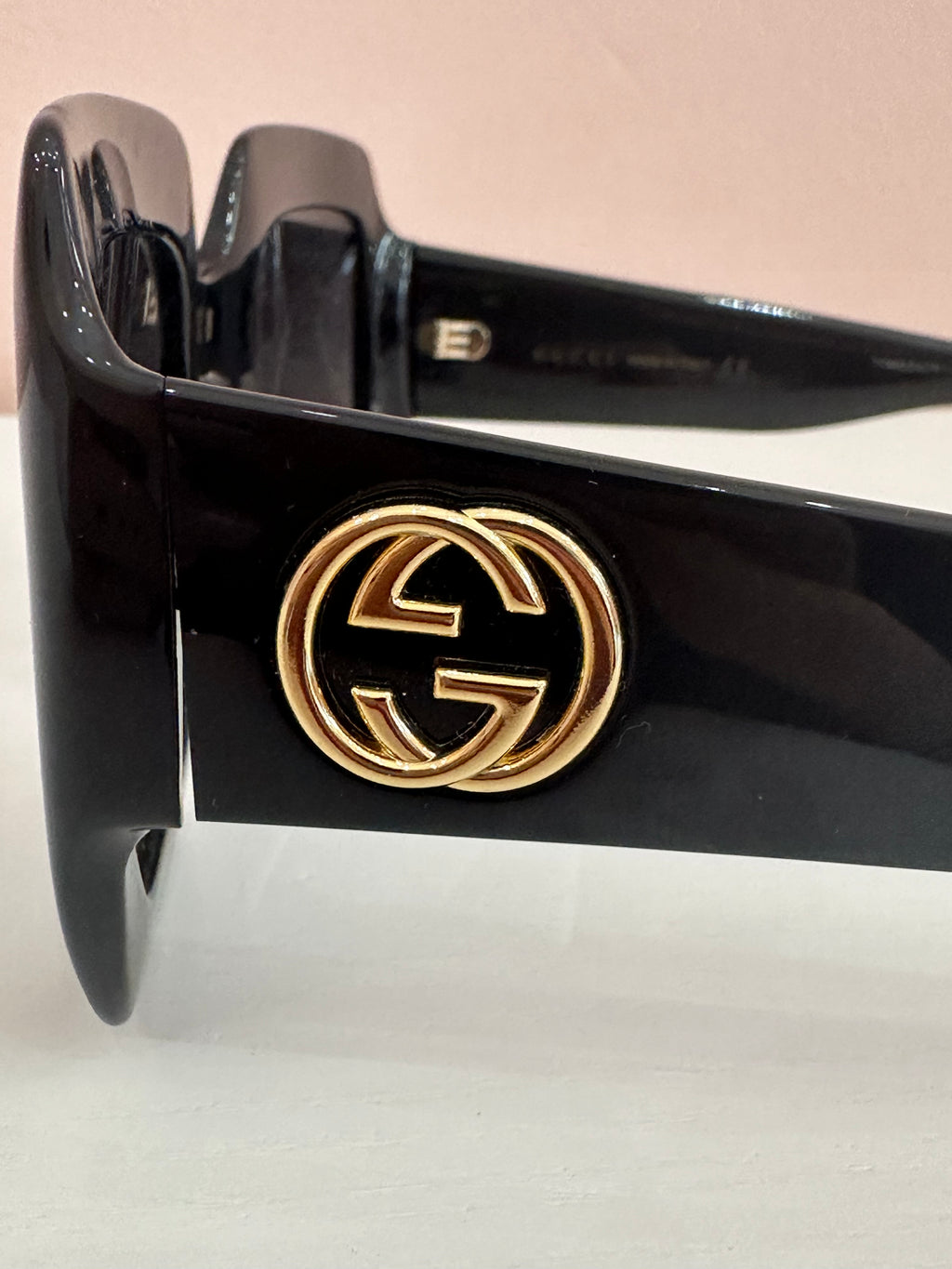 Occhiali da sole Gucci logo interlocking neri