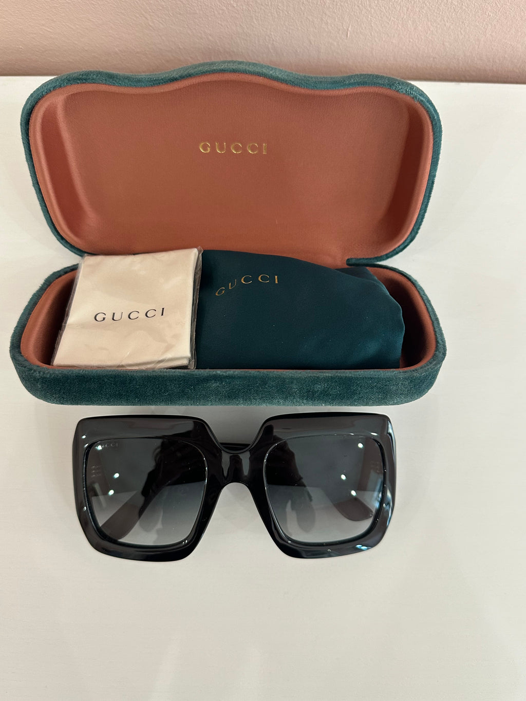 Occhiali da sole Gucci logo interlocking neri