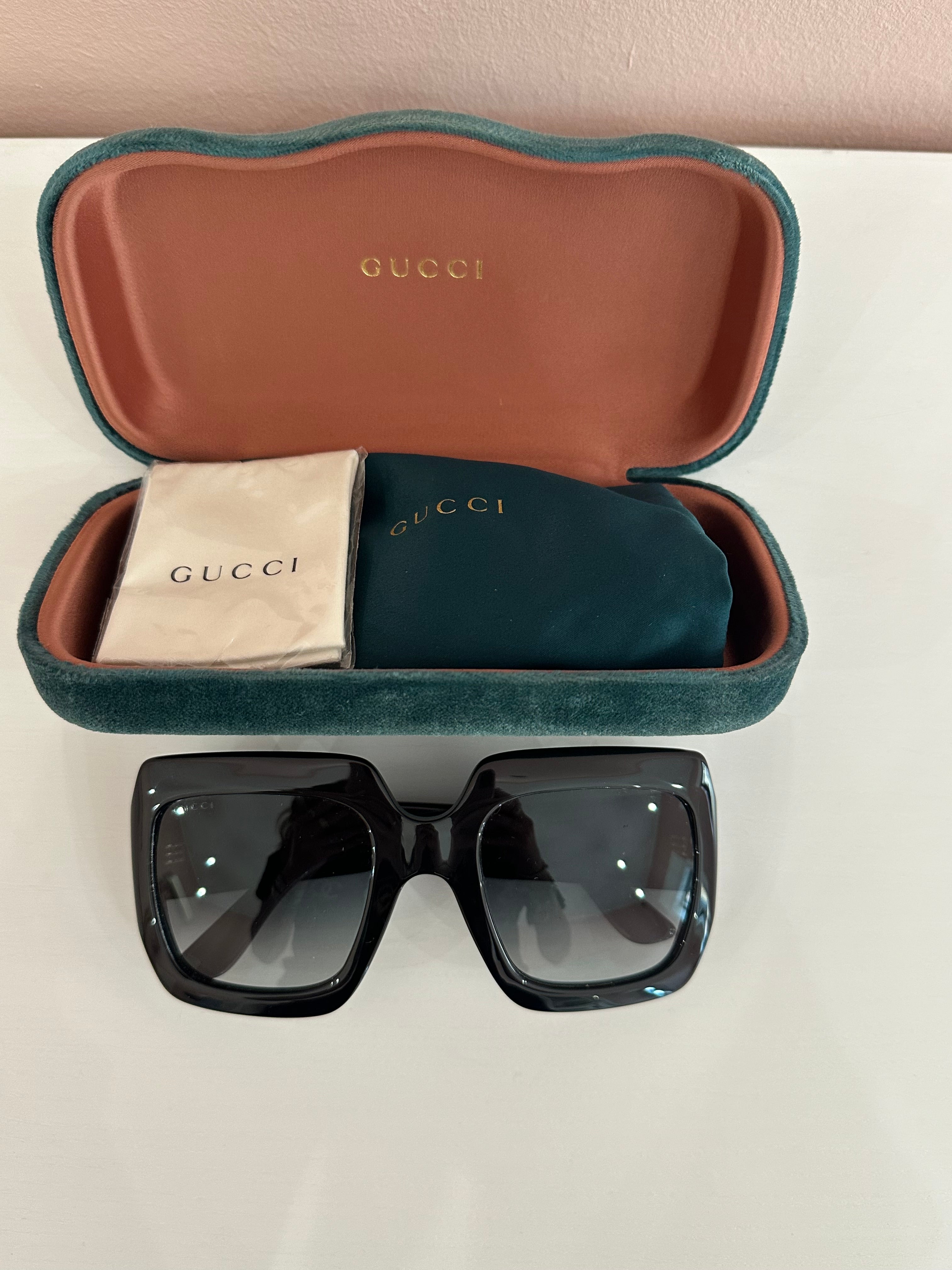 Occhiali da sole Gucci logo interlocking neri